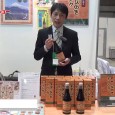 株式会社カミナリヤは第14回JAPANドラッグストアショーにて、花粉症の季節を乗り切る清涼飲料「すぎ・ひのきドリンク」 スギとヒノキを煮出した天然由来素材100％の清涼飲料水を紹介。