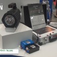 株式会社サーチライトジャパンは危機管理産業展 2014にて、次世代強力携帯型HIDサーチライト「SL128」を出展。 LEDの6倍の明るさを持ち、照射距離が3キロメートルのHIDライトを使用したハンディライトを紹介。