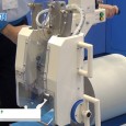 アイコクアルファ株式会社は2014 東京国際包装展にて、ロール反転用ラクラクハンドを出展。 重たいロールを簡単に搬送でき、反転作業も可能なハンドクレーンを紹介。